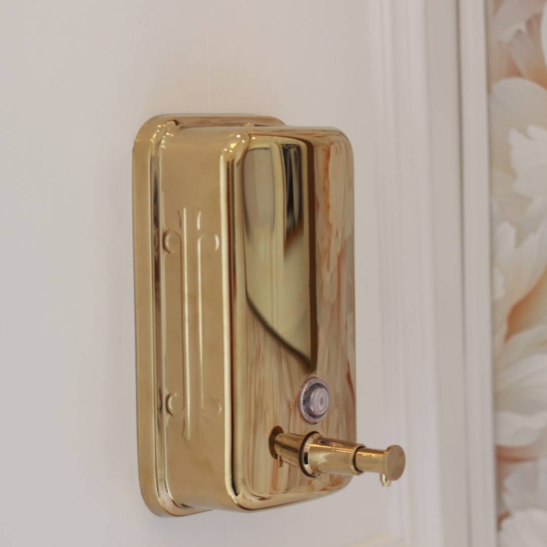 Toiluxe gold fixtures